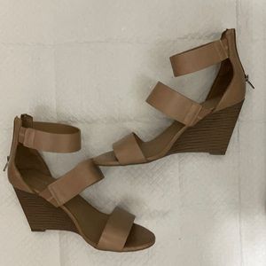 merina tan wedge size 6